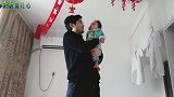 特殊时期不能出门，爸爸在家带孩子，宝宝乖巧可爱省事很多