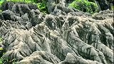 重庆大山一重达几十吨奇石，仅靠一小石柱支撑，大自然鬼斧神工！