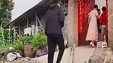 新郎乔装成摄影师骗过所有人，成功进入新娘家，网友：算是被你给研究明白了