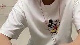 女儿把泡泡糖粘胶带上，变成了泡泡糖胶带