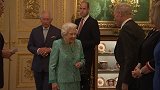 英国女王办招待会，和比尔·盖茨握手