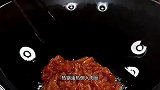 想吃肉丝你就像我这样和洋葱炒一炒。洋葱鲜甜可口,肉丝滑嫩多汁