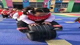 孩子爬轮胎，锻炼身体