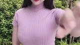 这样的时尚穿搭是女性衣橱必备的经典风格，显出了不一般的女人味