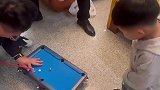 爸爸打台球赢了，把儿子气哭