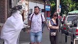 小哥吓唬人之后，小手还在摇摆，太可爱了