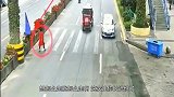 大妈把马路当成自家后院，没想到这报应来得如此之快！