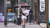 街拍：暴雨来前很宜人，美女漫步街头穿搭妙，裙摆随风舞动仙气飘
