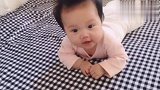 小宝宝会自己翻身了，接下来的表情好萌，简直太可爱了！