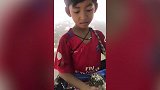 柬埔寨卖纪念品的男孩竟会八国语言 还是大巴黎球迷？
