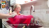 老妈给1岁宝宝洗澡，接下来请注意宝宝的反应，看一次想笑一次