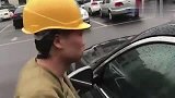 二货戴着工人帽进城买车，试车过程气得销售员要揍他