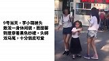 李小璐带甜馨在公园玩耍，一个爱心举动，网友纷纷点赞！