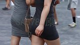 北京街拍：闺蜜双双穿搭迷你裙吸睛又美丽