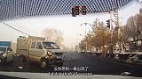 悲惨！轿车与厢货车正面交锋，结局让人没眼看