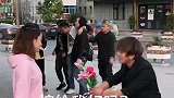 小哥哥在街上求婚小姐姐，路过的小伙子们配合真好，佩服佩服
