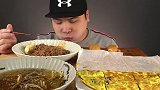 随心吃美食：吃美味面条 鸡蛋煎饼