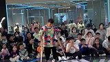 残疾小伙拄拐参加街舞比赛，扔掉拐杖那一刻全场哗然