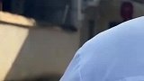 男子和好友驾车闲逛，发现村里异常的热闹
