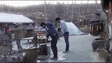 刘宪华被冻得流鼻涕，黄磊给他披上外套：一会还得磨玉米呢