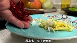 秋天要多吃莲藕,做一道香辣藕丝,鲜嫩脆爽,香辣开胃,特别下饭