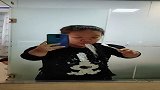 袖珍龙弟拿衣服够不着，接下来龙弟的反应聪明了，网友：很喜欢他