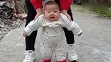 这个小宝宝真厉害，才几个月就会倒着走路了，棒棒哒！