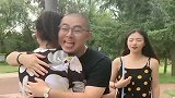 兄弟小心了，嫂子提着菜刀上了！