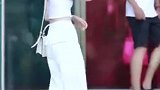 为了吸引美女注意，后面小哥哥也太拼了吧