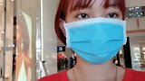 越南美女还是个孩子，小伙子带她包场看电影