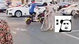 “关你什么事”！女子主动清扫马路玻璃渣，同行伙伴气到跳脚！