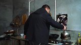 包立春泡一壶功夫茶， 桃子姐做一盘回锅肉，香气四溢，美滋滋