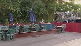 邀请路人操控把手，故意让路人出丑，路人非常尴尬