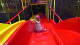 儿童趣味游戏：小萝莉在游乐场体验趣味玩具 超级开心