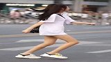 街拍杭州美女：小姐姐太养眼了，超短牛仔裤更是美到极致！