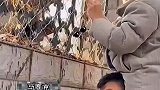 为助力兄弟求爱成功，男子自愿做人梯最终还是兄弟为你扛下了所有