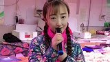 农村媳妇在超市演唱《阿爸阿妈》，句句满怀深情，好听！