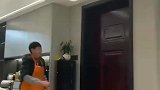 儿子突然回家，妈妈高兴的像个孩子