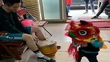 头一次看到这么小的舞狮，接下来的一幕，心都萌化了