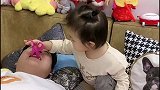 爸爸故意装牙疼，宝宝看完爸爸牙之后的眼神，一脸嫌弃的表情