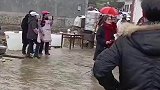 大妈只顾拍视频没注意，不慎掉进身后的地沟