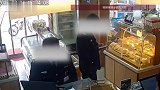 两男子冒充“消防员”假借消防检查，进店强卖高价器材还威胁店主，店主一个电话让其现原形