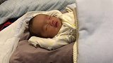 可爱新生儿宝宝睡梦中偷偷笑,我的心一瞬间就被他萌化了！