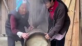 一家人在一起打糍粑，这就是我们山里人的快乐，你们羡慕了吗
