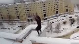 不作死不会死系列！高空倒立从屋顶摔下 耍酷都是要付出代价的