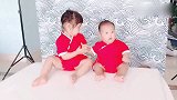 姐姐和弟弟拍照都不知道摆pose，接下来的画面好搞笑