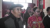 湖北一帅哥迎亲，新娘是个大学生，挺斯文，拜别家人出门了