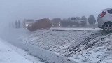 大雪天小黑车开出了碰碰车的架势，一辆也没落下，真是太壮观了！