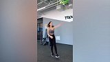 美女让健身房变成走秀场 甩头发+猫步让人看呆了
