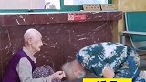 养老院一院长为宠老人，扮演孙子下跪磕头，网友做个院长不容易